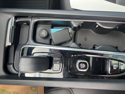 Certified 2025 Volvo XC60 T8 Plus w/ Protection Package Premier image 23