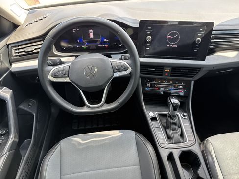 Used 2025 Volkswagen Jetta SE w/ Sunroof Package FWD image 3