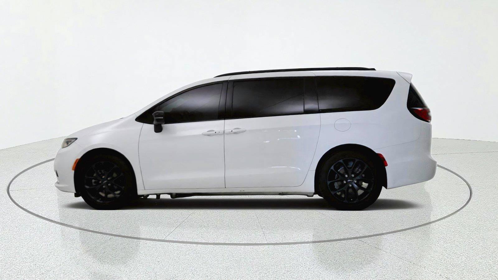 Used 2024 Chrysler Pacifica Limited w/ S Appearance Package FWD image 4