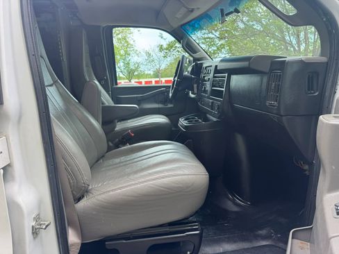 Used 2017 Chevrolet Express 2500 RWD image 10