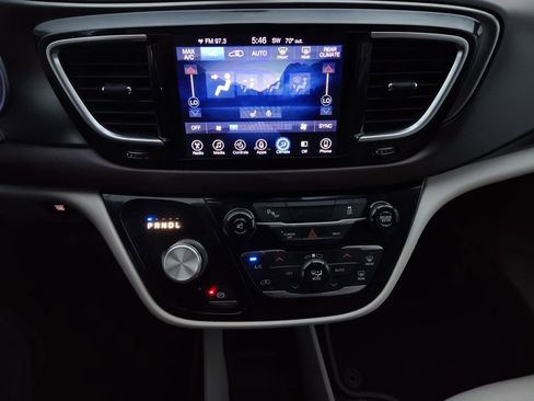 Used 2017 Chrysler Pacifica Touring-L Plus w/ Tire & Wheel Group image 4