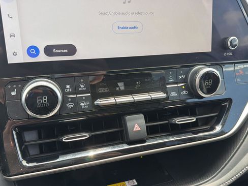 Used 2023 Toyota Highlander XLE FWD image 23