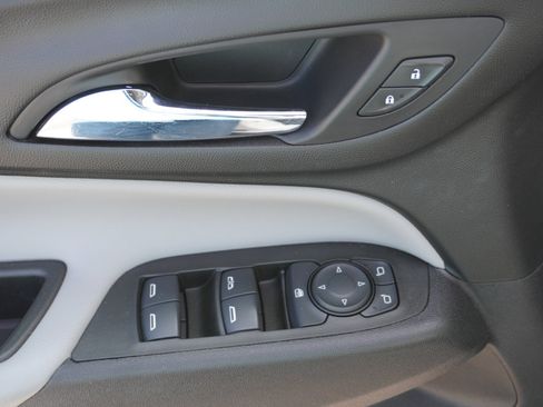 Used 2021 Chevrolet Equinox LS w/ LS Convenience Package image 9