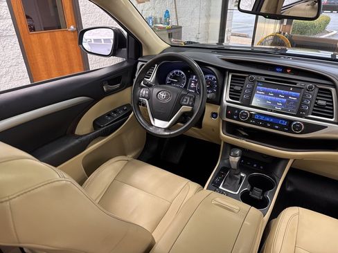 Used 2015 Toyota Highlander XLE image 47