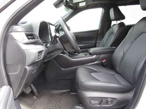 Used 2024 Toyota Highlander XSE AWD/4WD image 10