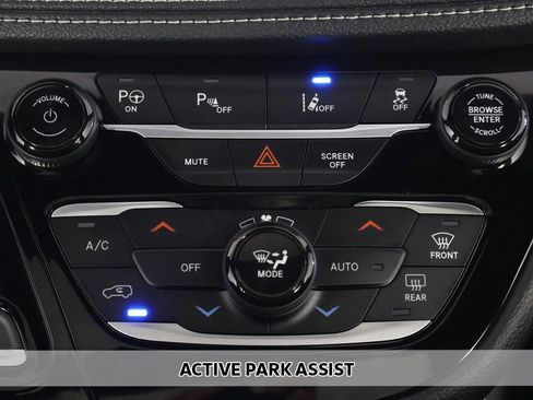 Used 2023 Chrysler Pacifica Limited w/ Uconnect Theater Family Group image 8