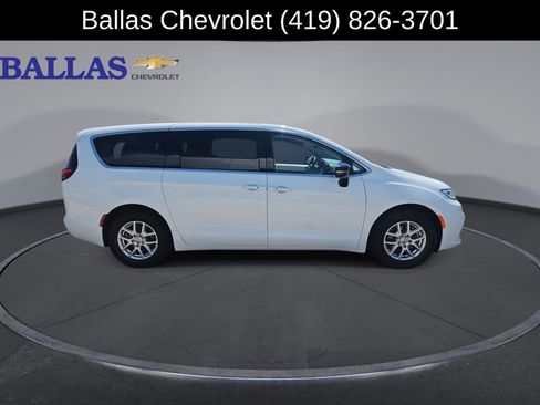 Used 2024 Chrysler Pacifica Touring-L FWD image 9
