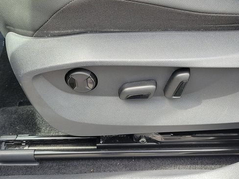 Used 2023 Volkswagen Tiguan SE FWD image 19