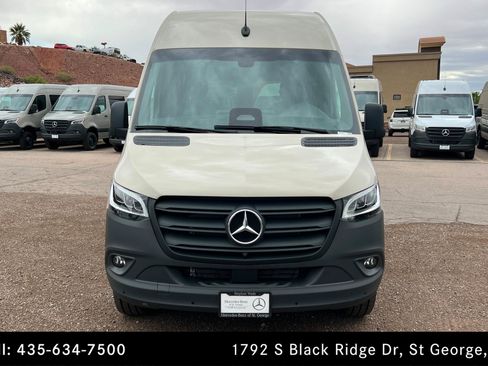 Used 2025 Mercedes-Benz Sprinter 2500 image 8