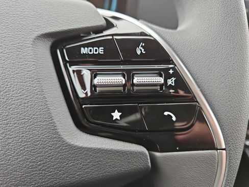 Used 2025 Kia Niro LX image 26