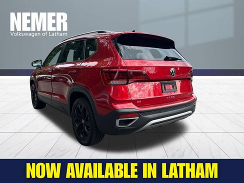 Used 2022 Volkswagen Taos SE FWD image 2
