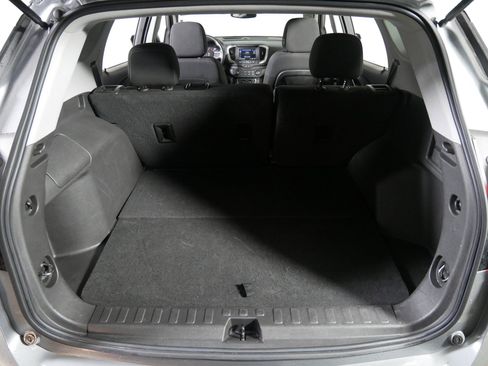 Used 2024 GMC Terrain SLE image 18