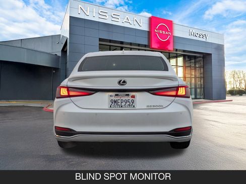 Used 2024 Lexus ES 300h w/ Premium Package image 9