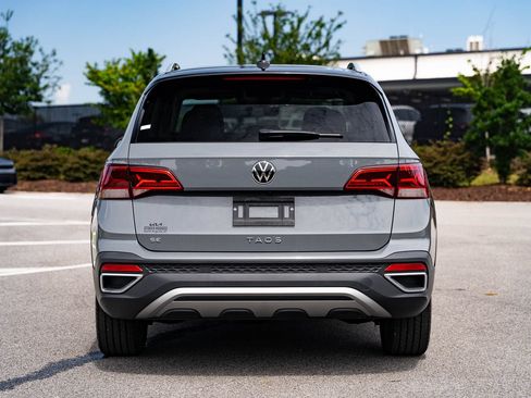 Used 2023 Volkswagen Taos SE w/ Panoramic Sunroof Package FWD image 6
