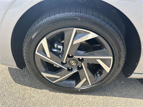 New 2025 Hyundai Elantra SEL image 11