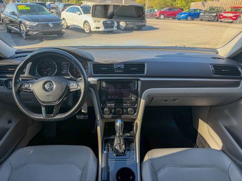 Used 2018 Volkswagen Passat 2.0T R-Line w/ R-Line Lighting Package FWD image 8