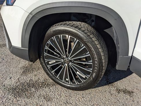 Certified 2025 Volkswagen Taos SE image 34