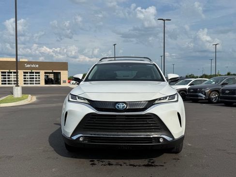 Used 2024 Toyota Venza XLE AWD/4WD image 2