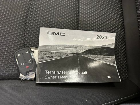 Used 2023 GMC Terrain SLE w/ Driver Convenience Package FWD image 4