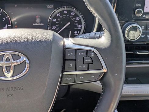 Used 2021 Toyota Highlander XLE image 19