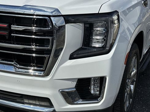 Used 2021 GMC Yukon XL SLT w/ SLT Premium Package image 9