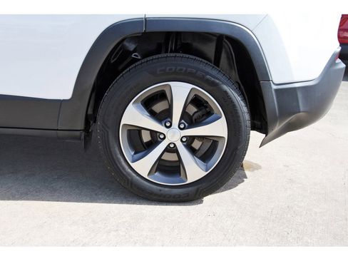 Used 2020 Jeep Cherokee Limited image 30