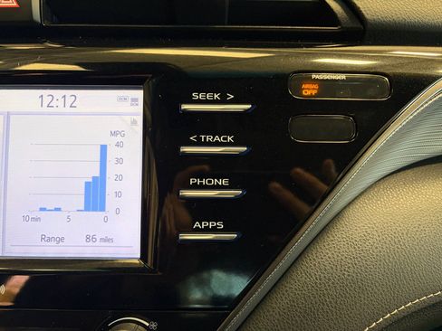 Used 2020 Toyota Camry SE FWD image 19
