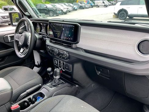 Used 2025 Jeep Wrangler Unlimited Sahara AWD/4WD image 13