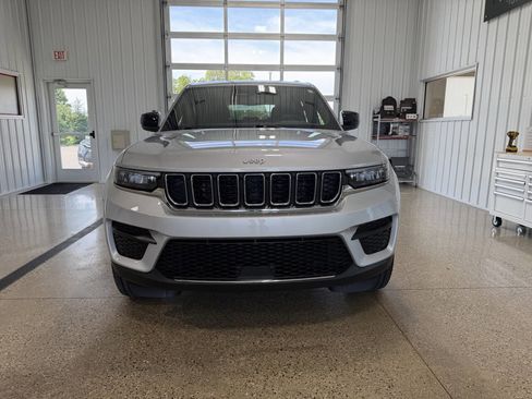 Used 2024 Jeep Grand Cherokee Laredo w/ Luxury Tech Group I AWD/4WD image 7