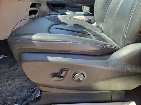 Used 2024 Chrysler Pacifica Select image 26