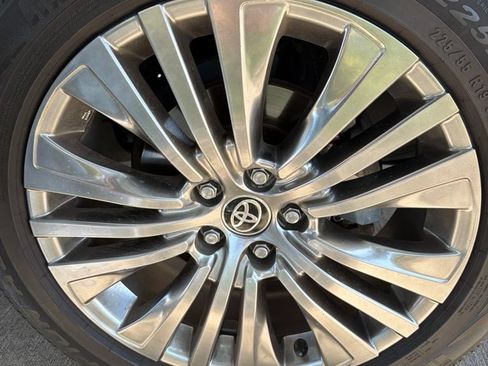 Used 2024 Toyota Venza XLE AWD/4WD image 12