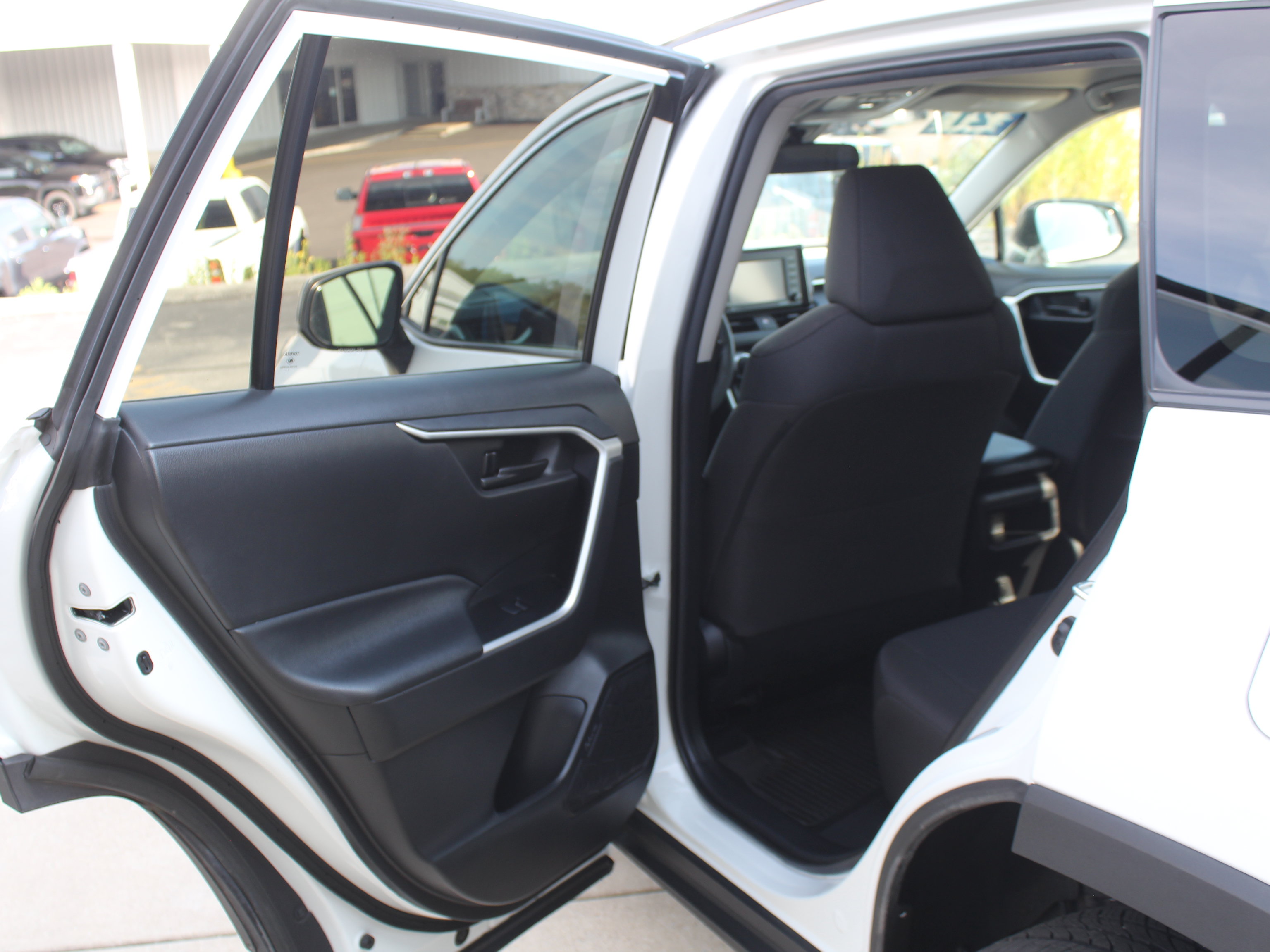 Used 2021 Toyota RAV4 LE AWD/4WD image 20