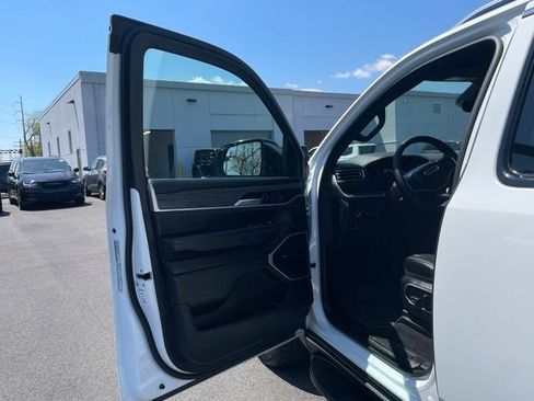 Certified 2024 Jeep Wagoneer L Series II w/ Flexible Seating Group AWD/4WD image 37