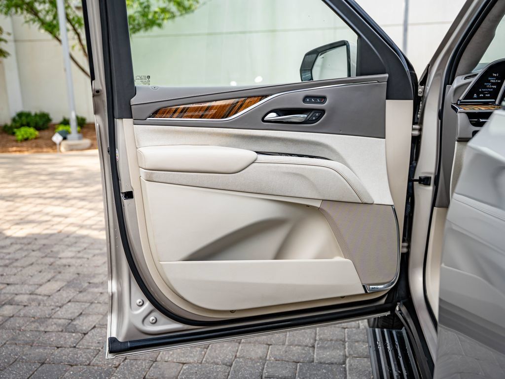 Used 2021 Cadillac Escalade Premium Luxury Platinum w/ Heavy-Duty Trailer Package AWD/4WD image 19