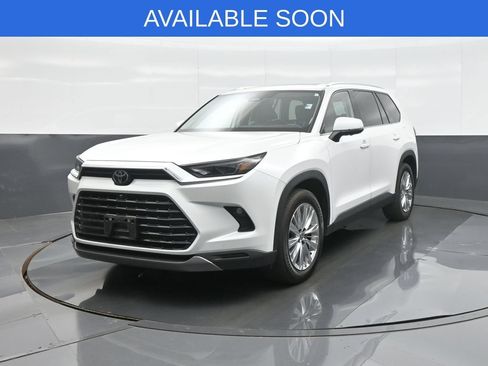 Used 2024 Toyota Grand Highlander AWD image 3
