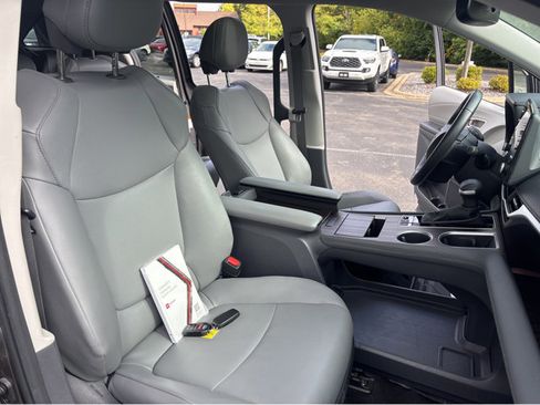 Used 2024 Toyota Sienna XLE image 5