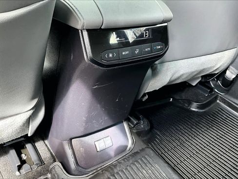 Used 2023 Toyota Highlander XLE image 32