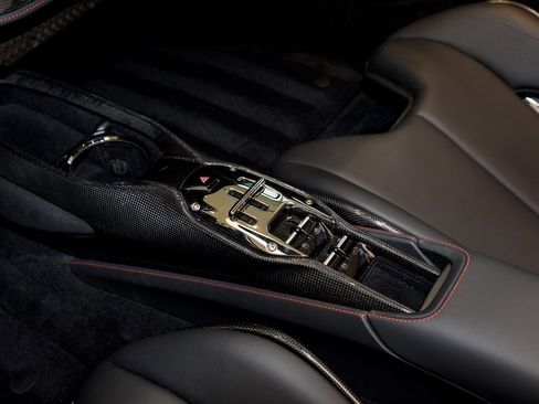 Used 2022 Ferrari SF90 Spider image 21