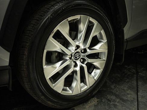 Used 2019 Toyota RAV4 Limited w/ Carpet Mat Package FWD image 3