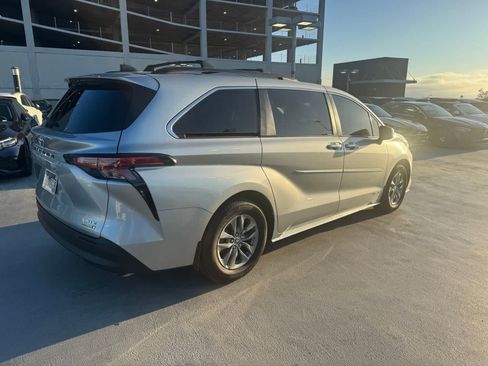 Used 2021 Toyota Sienna XLE FWD image 3