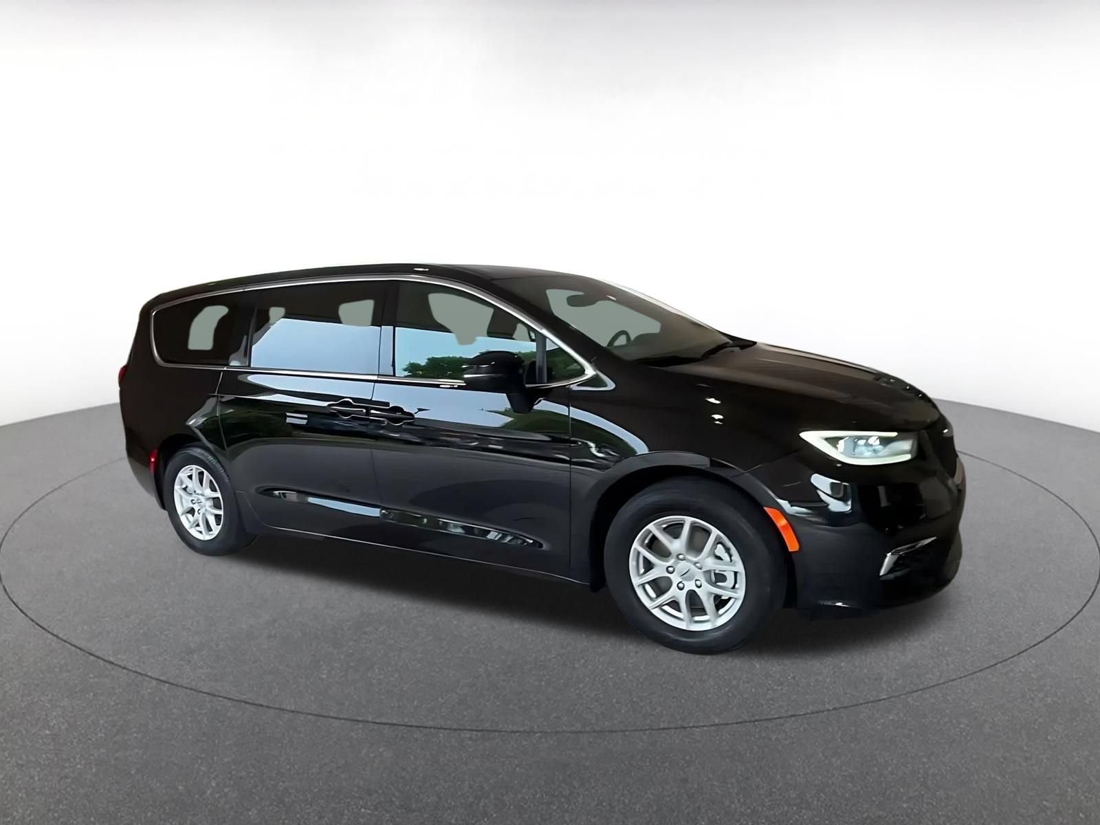 Used 2025 Chrysler Pacifica Select FWD image 2