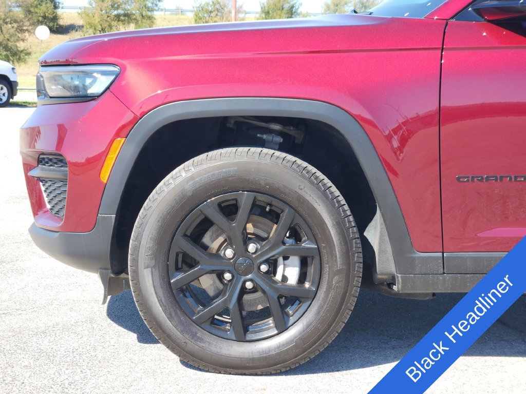 Used 2025 Jeep Grand Cherokee Altitude AWD/4WD image 11