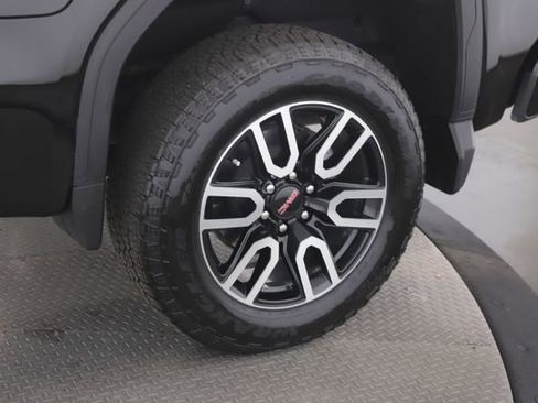Used 2025 GMC Sierra 1500 AT4 w/ Technology Package AWD/4WD image 14