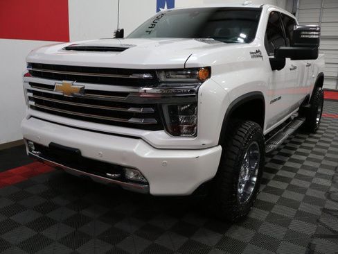 Used 2020 Chevrolet Silverado 2500 High Country w/ Technology Package AWD/4WD image 4