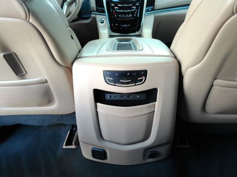 Used 2019 Cadillac Escalade Platinum image 31