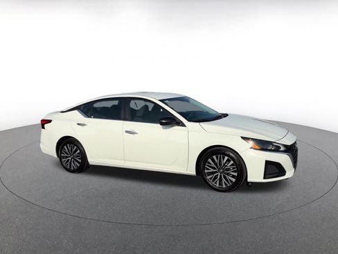 Used 2025 Nissan Altima 2.5 SV image 2