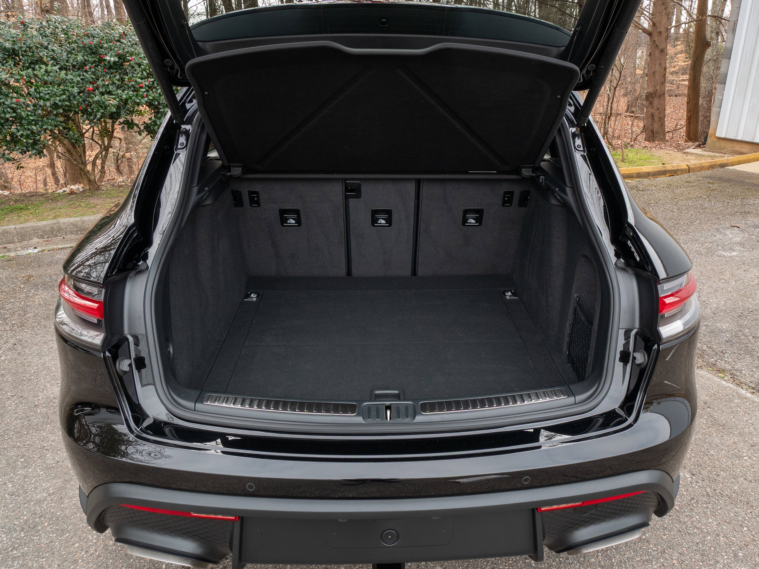 Certified 2025 Porsche Macan AWD/4WD image 39