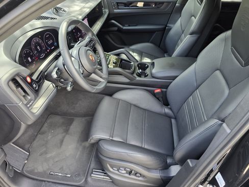 Used 2025 Porsche Cayenne GTS AWD/4WD image 10