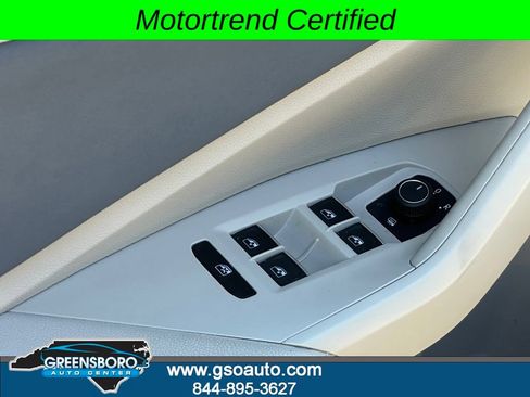 Used 2025 Volkswagen Jetta SE FWD image 14