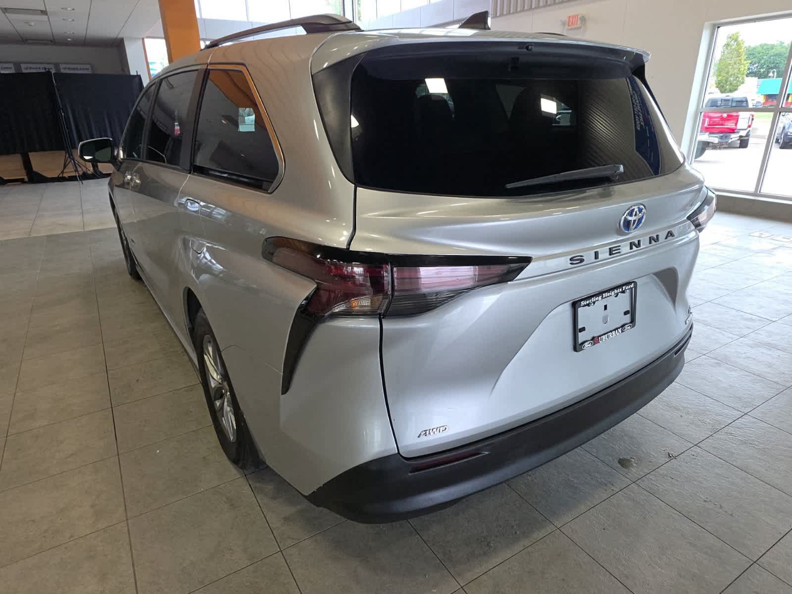 Used 2024 Toyota Sienna AWD image 9
